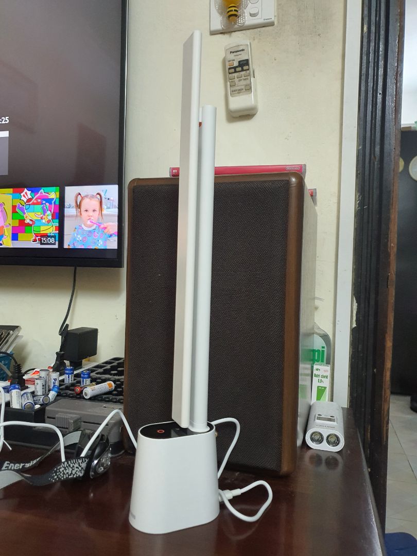 Mới dùng nên chưa đánh giá được độ bền cũng như pin thế nào. Đèn độ sáng ổn, lớp phân cực (polarized) có vẻ chỉ là dạng nhựa mờ. Thiết kế đơn giản, để trên bàn gọn gàng. Khoảng giá 5xx k là chấp nhận được.