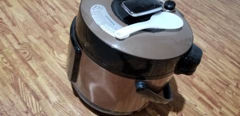 Nồi vận chuyển không cẩn thận, bị méo móp. Nấu cơm theo cài đặt mặc định 12 phút dành cho gia đình 5 người ăn nhưng   cơm sống, tăng thời gian 15 phút vẫn cứng, không dền dẻo, trong khi nấu nồi Saiko 5 phút cơm cực rẻo ngon.