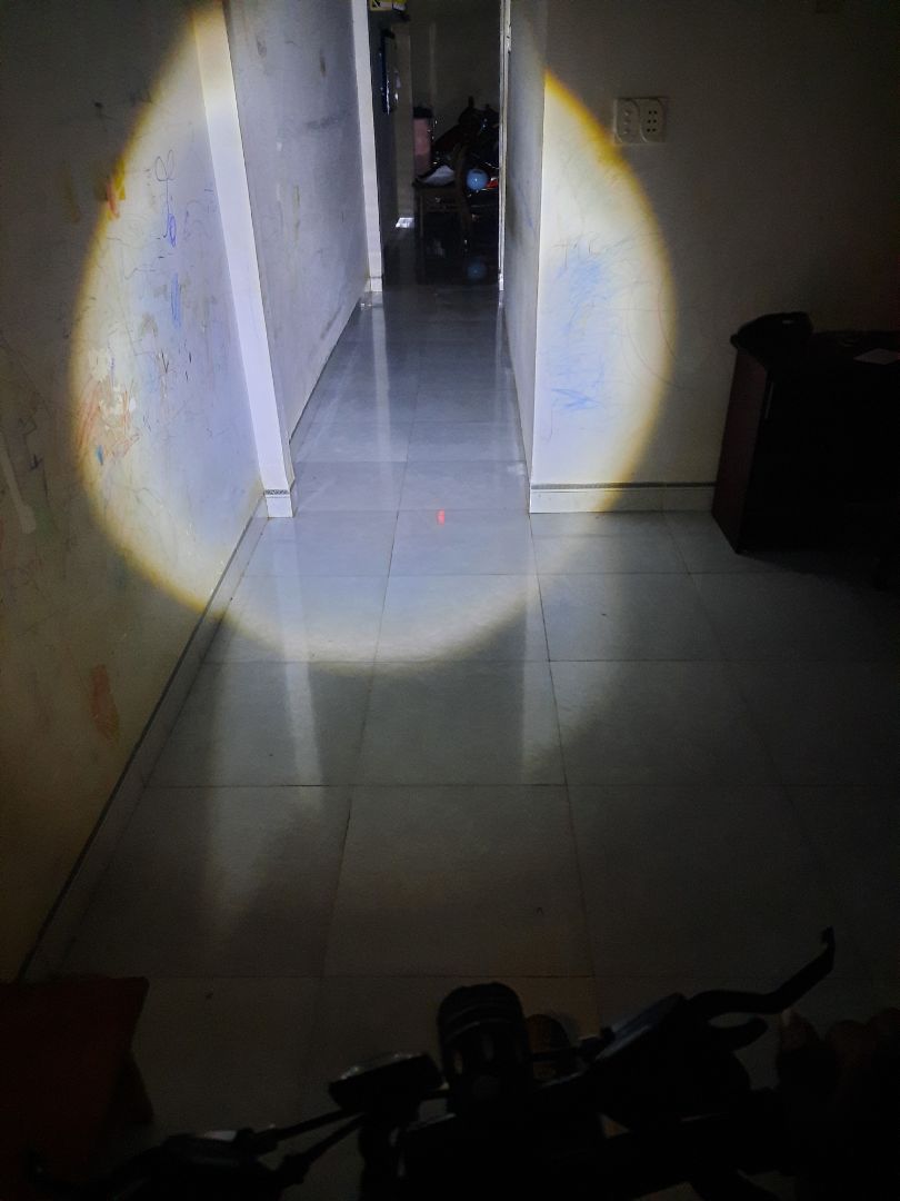 Mới nhận, chưa biết độ bền.
bạn có biết đèn pin đội đầu, nó đấy.
Sáng, tất nhiên là không đẹp bằng mấy cái khác nhưng sáng hơn. Mình thích điều đó.