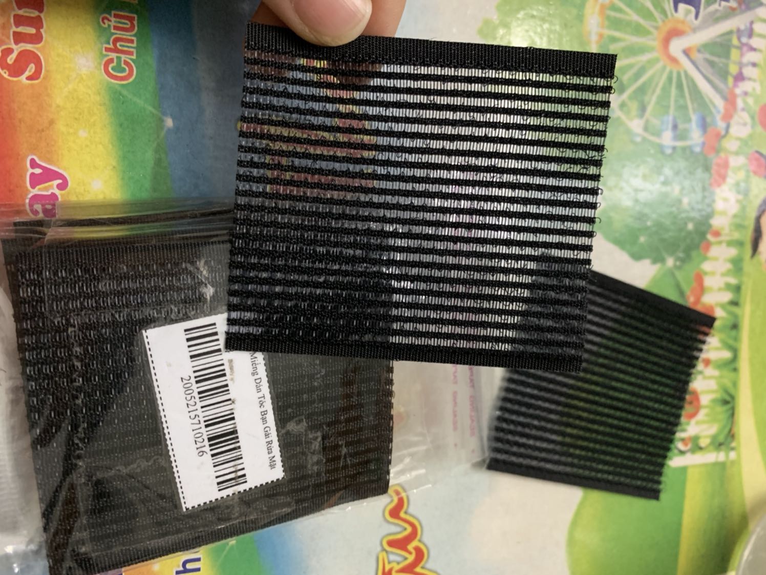 Mình thích mấy miếng dán kiểu này vì nó dễ xài và không bị gãy tóc.
4* cho số lượng: nói combo 5 miếng dán chứ thật ra là 5 bịch 10 miếng lận, mình tha hồ dán nhúm tóc mái ? (như hình)
4* cho chất lượng: ah thì cũng bình thường, dán ổn nhưng có vẻ không chặt lắm, hi vọng có thể dùng lâu dài :))