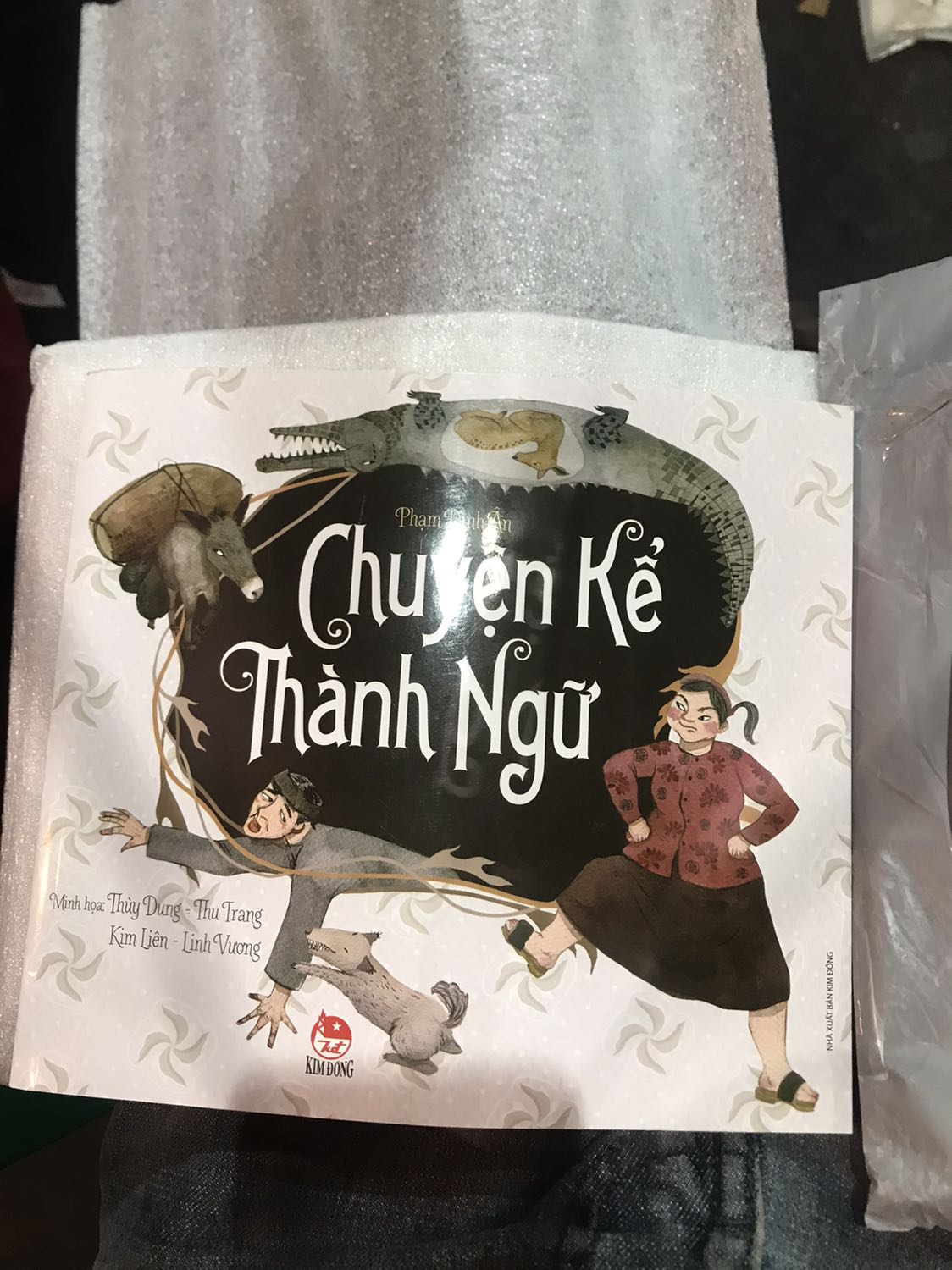 Cực kì hài lòng về sản phẩm, vì lí do: gói hàng cẩn thận, sách đẹp, nội dung hay, minh họa thiết thực.