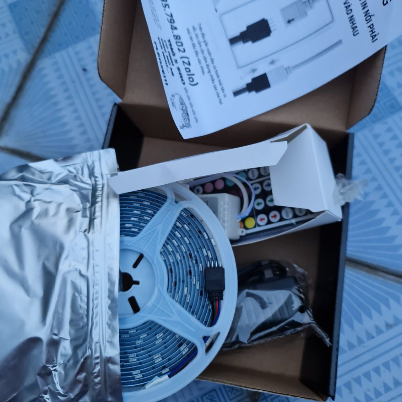 Ánh sáng lên màu rất ưng, keo dính chắc rất ok, nhìn sản phẩm rất chất lượng, đóng gói cẩn thận, giao hàng nhanh.