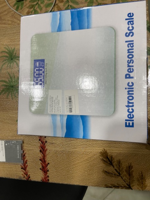 Đóng gói cẩn thận, bọc nylon và giấy lót chống xê dịch , giao hàng nhanh 
Cân móng, nhẹ, có kèm pin 2AA, khớp với cân thường và có thêm số gam, tự hiến thị khi đúng lên cân 
Rất tiện, mới gắn pin nên chưa biết khi nào phải thay, đáng mua