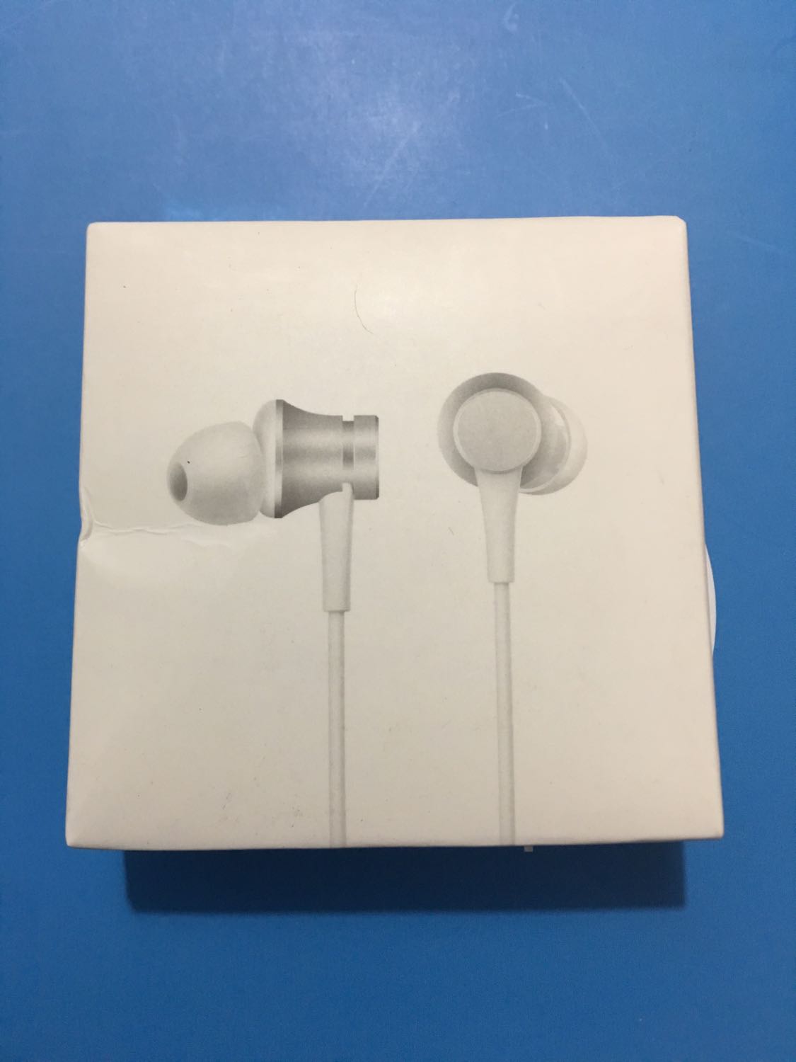 Hình thức ổn, độ hoàn thiện các góc cạnh ổn. Không thể đòi hỏi cao hơn với tai nghe có mức giá hơn 100k. Chất âm nghe cũng rõ ràng, bass ổn lên cao không chói tai. 
Điểm trừ: 
- Tiếng bass vọng ngược lại nghe hơi khó chịu.
- Nghe khi di chuyển, bị tiếng cọ sát của dây vọng vào trong.