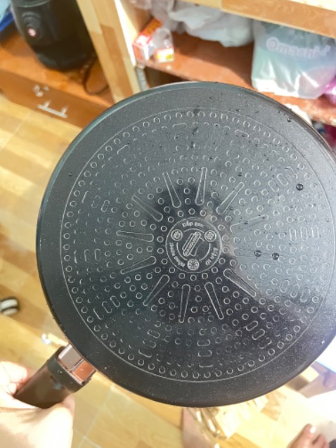 Chảo dày dặn, chống dính tốt, đóng gói cẩn thận, đáy chảo phẳng dễ dàng cho dầu trải đều khắp mặt chảo, không bị nhô lên cao như các loại khác