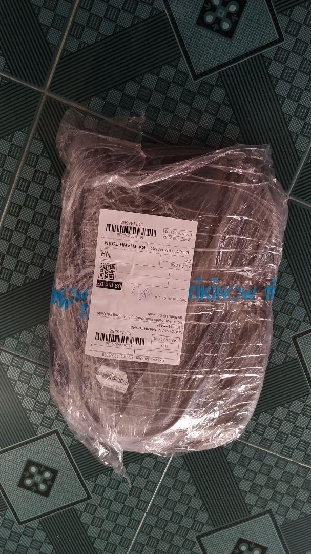 Sản phẩm thì đẹp, mà lúc đóng gói bị bẻ đôi nên hư mất cái form