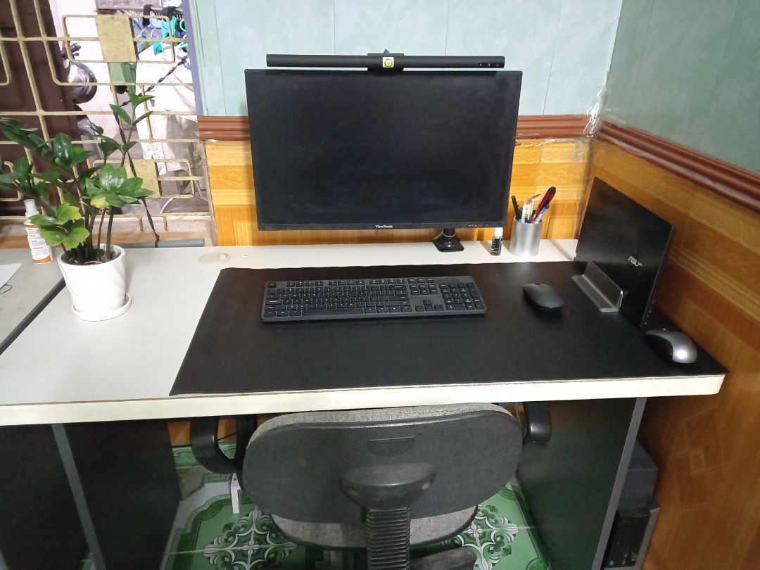 Hàng đúng chủng loại, màu sắc. Bám dính chưa được tốt lắm. Hi vọng được bền. Shop bọc hàng hơi sơ sài, có tấm lót giấy mỏng. Nói chung với giá đó thì oke mọi người ạ!