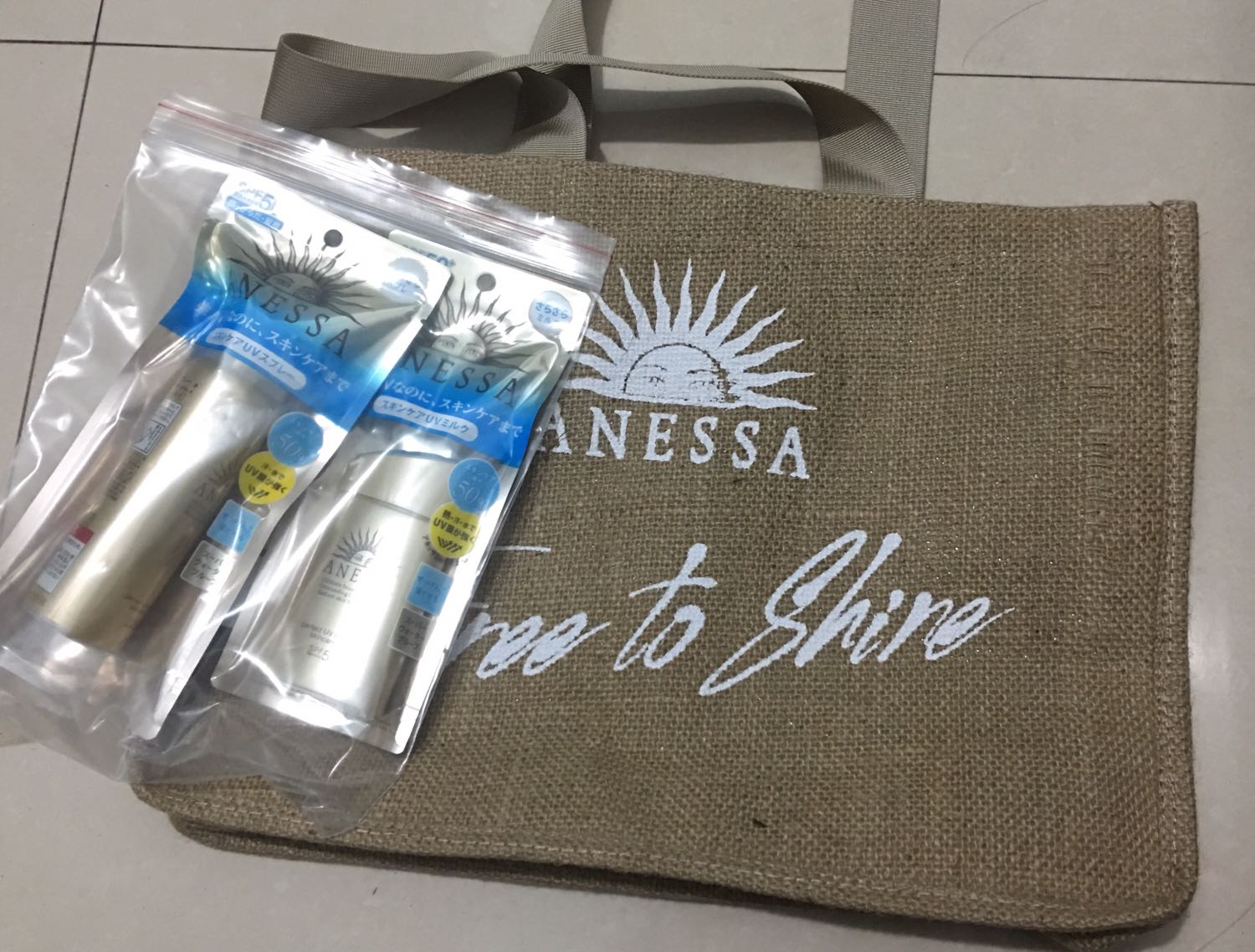 Giao hàng nhanh hơn dự kiến, chất lượng sp Tốt
Mua đợt sale nên giá tốt, mình được tặng kèm túi cói của Anessa, túi rất đẹp