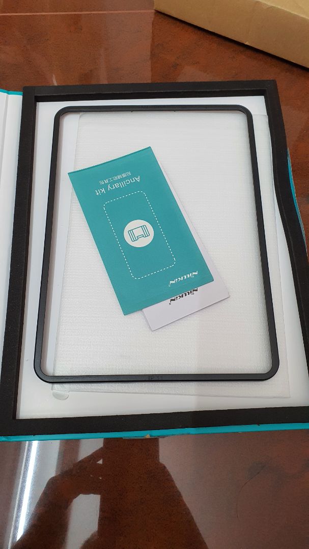 đẹp 90% trơn láng hơn tấm thường. bóng sáng. hộp đẹp. muốn dán đều phải căng tay. khung thì sẽ hơi lệch tí. đẹp 90% trơn láng hơn tấm thường. bóng sáng. hộp đẹp. muốn dán đều phải căng tay. khung thì sẽ hơi lệch tí.