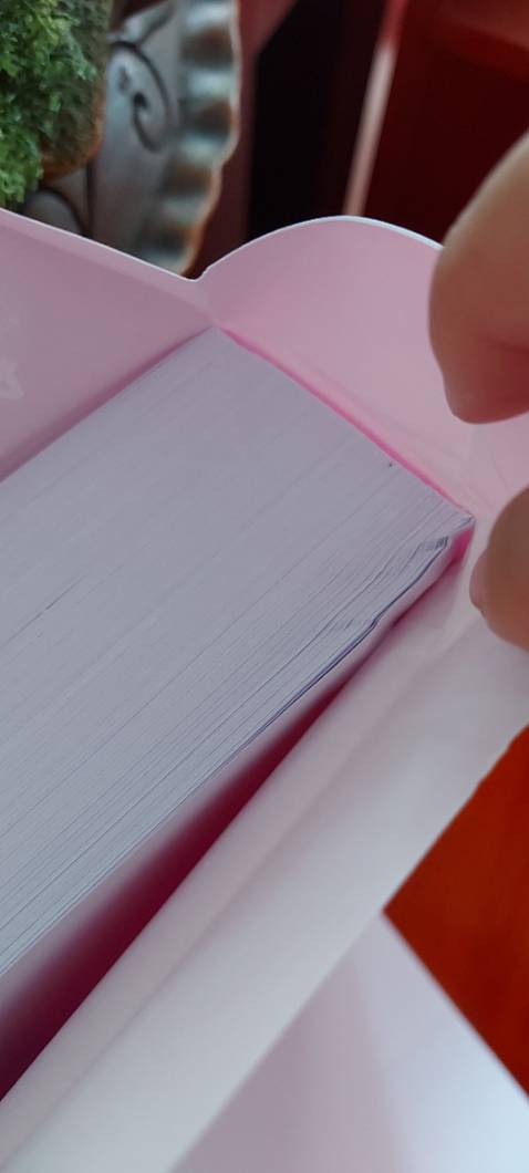 Giấy bị nhăn góc. Đóng gói chưa được tốt, hộp bị gãy móp k biết do vận chuyển hay đã bị từ trước vì ream giấy bị khui keo ra như đã sd rồi. Shop có thiện chí đổi hàng nhưng mình k thk cách làm việc của tiki khi sp cần đc đổi trả. Phức tạp và ảnh huởng đến bưu tá nên m k đổi nữa. Rất hy vọng tiki bv khách hàng như bên ***.