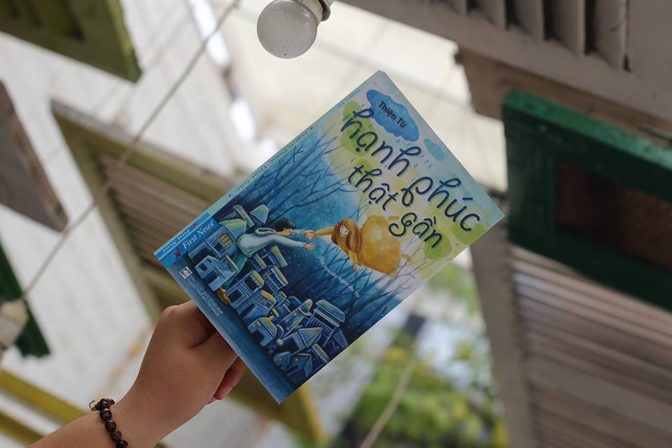 Tản văn nhẹ nhàng gần gũi của một bạn IT
"Thật ra, hạnh phúc hiện hữu ngay khi bạn ăn một món ăn, dù nó rất bình dị, giản đơn. Chỉ cần ngay lúc đó, bạn bình tâm thưởng thức món ăn, gạt bỏ những xung đột, bất an có từ trước, bạn sẽ thấy món ăn đó thật sự rất giá trị."