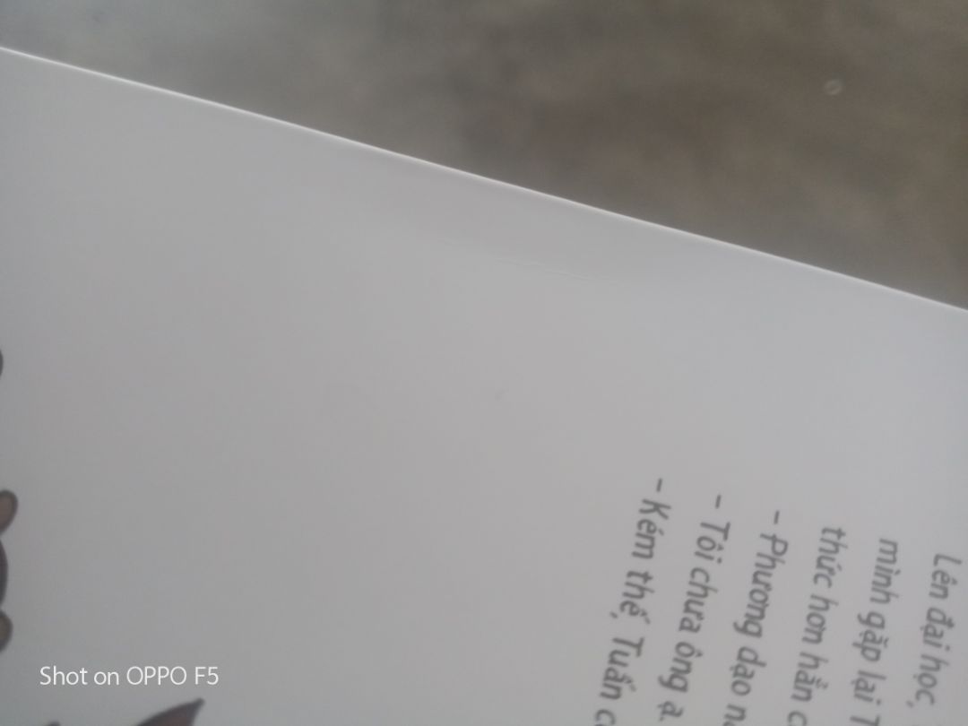 gói hàng sơ sài, chỉ có mỗi cái hộp giấy méo mó, không có gì lót luôn, may là cuốn sách nằm ngay chính giữ kẹp lại chứ không là hư hết, về sách thì bị một số hư tổn như trong hình, đặc biệt là bìa trắng bị dơ mình rất khó chịu, mong bên đóng gói rút kinh nghiệm, còn phía vận chuyển khá là oke, anh shipper thân thiện, dễ chịu, nói chuyện dễ mến, giao hàng đúng ngày. Nhưng bên đóng gói không có tâm, không biết yêu sách, không hề nâng niu sách nên mình khá là bực. Còn sách của chị Phương thì chưa cần đọc cũng biết hay rùi ? gói hàng sơ sài, chỉ có mỗi cái hộp giấy méo mó, không có gì lót luôn, may là cuốn sách nằm ngay chính giữ kẹp lại chứ không là hư hết, về sách thì bị một số hư tổn như trong hình, đặc biệt là bìa trắng bị dơ mình rất khó chịu, mong bên đóng gói rút kinh nghiệm, còn phía vận chuyển khá là oke, anh shipper thân thiện, dễ chịu, nói chuyện dễ mến, giao hàng đúng ngày. Nhưng bên đóng gói không có tâm, không biết yêu sách, không hề nâng niu sách nên mình khá là bực. Còn sách của chị Phương thì chưa cần đọc cũng biết hay rùi ?