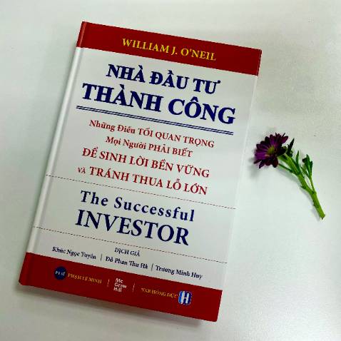 Vừa nhận sách, cảm giác đầu tiên là sách đẹp, bìa cứng, cầm rất thích tay, phối màu retro với 2 tone đỏ xanh rất xịn. Về nội dung sách, thì mình mới lướt sơ qua, tên chương nào cũng hấp dẫn hết. Hy vọng sẽ làm xanh tím danh mục của mình từ ngày mai và ngày sau sau nữa.