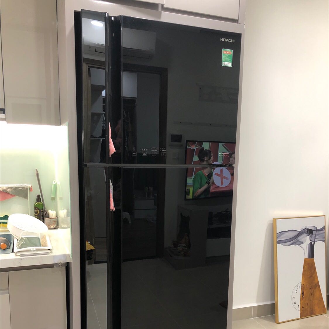 Tủ lạnh đẹp, máy chạy êm, giao hàng nhanh. tủ rộng, nhìn sang.