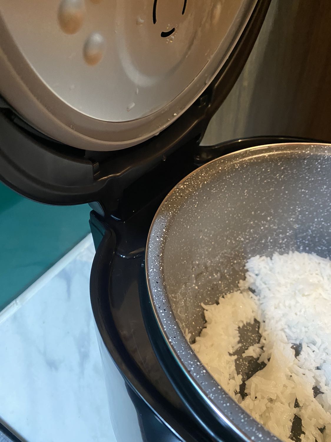 Trước hết là vận chuyển khá lâu, nhưng vì dịch Covid nên hoàn toàn chấp nhận.
Nói về ưu điểm là nồi thiết kế đẹp.
Tuy nhiên lại không có tay xách nên khá bất tiện.
Nói về nấu cơm thì chân thành mà nói là cũng không nổi bật như quảng cáo hay recommended trên mạng, thậm chí nhiều nơi cháy hàng, không có hàng… mình so với cái nồi Media mua 700 ngàn thì thấy hạt cơm như nhau. Cái này đã có rất nhiều bạn nói vậy khi mua sp rồi nhưng mình k tin vì nghĩ nồi không rẻ mà 😂. 
Nấu cơm xong thì nước sẽ tràn hai bên thành nồi nha