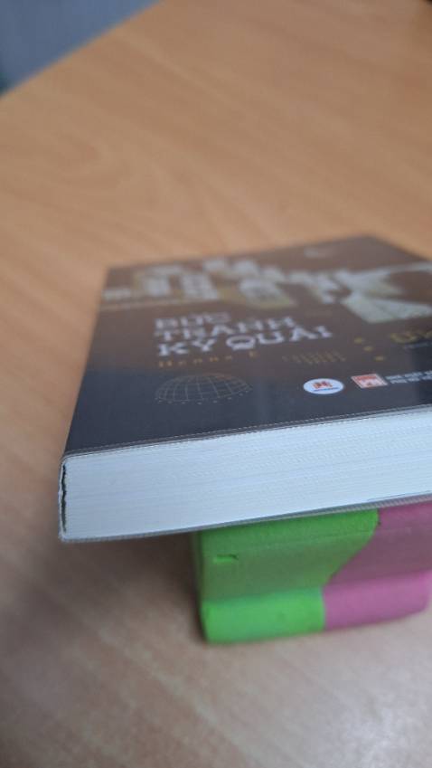 Sách không bị móp, giao hàng đúng giờ nhưng phần gáy sách bị lỗi thiếu keo