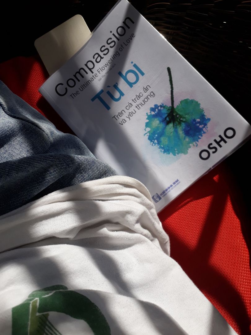 Cuốn sách này mình đọc được 2/3 nhưng muốn review ngay. Tất nhiên theo tên cuốn sách thì xuyên suốt cuốn sách đều nói về chủ đề Từ bi nhưng mình đặc biệt thích những câu chuyện nhỏ trong cuốn sách. Điều rút ra sau câu chuyện không chỉ xoay quanh chủ đề chính mà bên cạnh đó còn bật lên những quan điểm, những lập luận ngắn gọn mà "đối đầu " với những sự thật gần như hiển nhiên trong xã hội ngày nay. Điển hình như chương Tội lỗi và sự trừng phạt, có câu " Nếu giết người là phạm tội thì làm thế nào chúng ta có thể loại trừ tội phạm ra khỏi xã hội bằng hình thức phạm tội đó?"  ( Hình thức phạm tội ở đây ý chỉ án tử hình). Cuốn sách này mình đọc được 2/3 nhưng muốn review ngay. Tất nhiên theo tên cuốn sách thì xuyên suốt cuốn sách đều nói về chủ đề Từ bi nhưng mình đặc biệt thích những câu chuyện nhỏ trong cuốn sách. Điều rút ra sau câu chuyện không chỉ xoay quanh chủ đề chính mà bên cạnh đó còn bật lên những quan điểm, những lập luận ngắn gọn mà "đối đầu " với những sự thật gần như hiển nhiên trong xã hội ngày nay. Điển hình như chương Tội lỗi và sự trừng phạt, có câu " Nếu giết người là phạm tội thì làm thế nào chúng ta có thể loại trừ tội phạm ra khỏi xã hội bằng hình thức phạm tội đó?"  ( Hình thức phạm tội ở đây ý chỉ án tử hình).