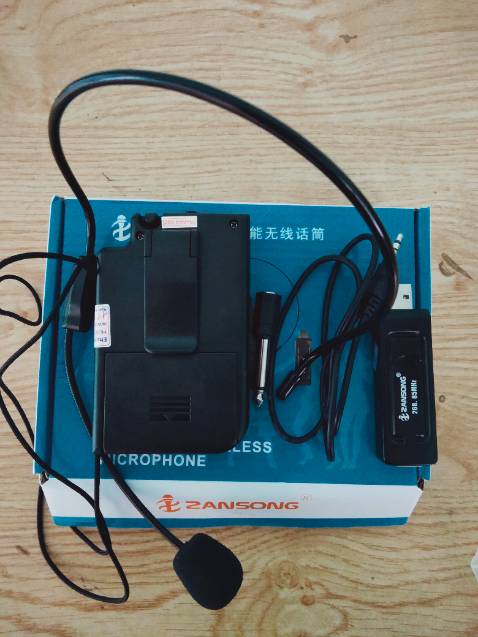 Sản phẩm đầy đủ như mô tả, có tem bảo hành của shop.
Máy gọn nhẹ, âm thanh và kết nối ổn.
Thi thoảng kết nối yếu lẹt xẹt vài tiếng rồi thôi. Bộ thu khá ngốn pin nếu cắm thẳng vào loa, mình cắm vào củ sạc điện thoại luôn.
Mình khá ưng mẫu này vì gọn nhẹ, hết pin thì thay rồi dùng tiếp chứ không phải chờ sạc hay vừa dùng vừa sạc. Các bạn mua pin sạc dùng chung rất ổn nhé.