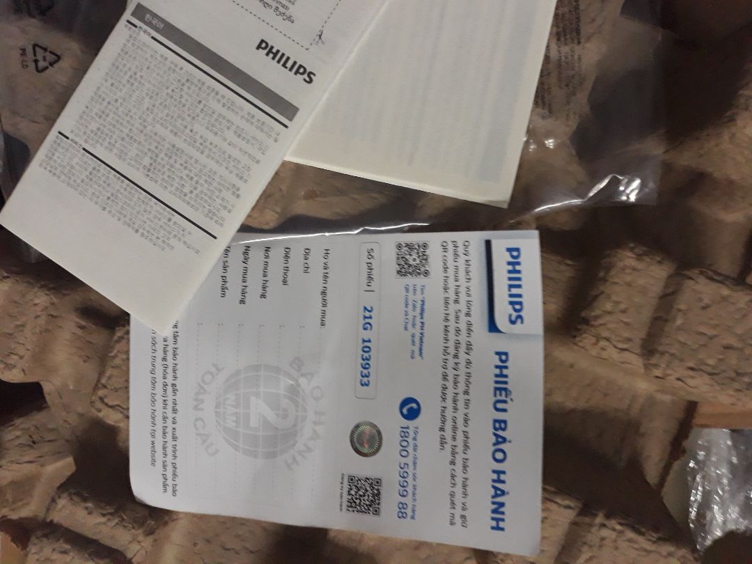 hàng giao đúng mô tả kèm phiếu bảo hành. hàng xuất xứ thái lan. nhìn chung về tỏng quan thì nồi ổn, chỉ có nhược điểm là dây điẹn quá ngắn và không thể tháo rời hay thu gọn. lần đầu khử mùi cho nồi thì mùi nhựa rất nhièu, kèm nồi gây tiếng ồn. Vỏ ngoài dễ bám bụi. sau khi khử mùi xong, mình làm thử bò lá lốt thì thấy sản phẩm làm ra ổn. không khô, không ngấy dầu. nồi lúc này cũng không qua ồn như lần đầu khử mùi