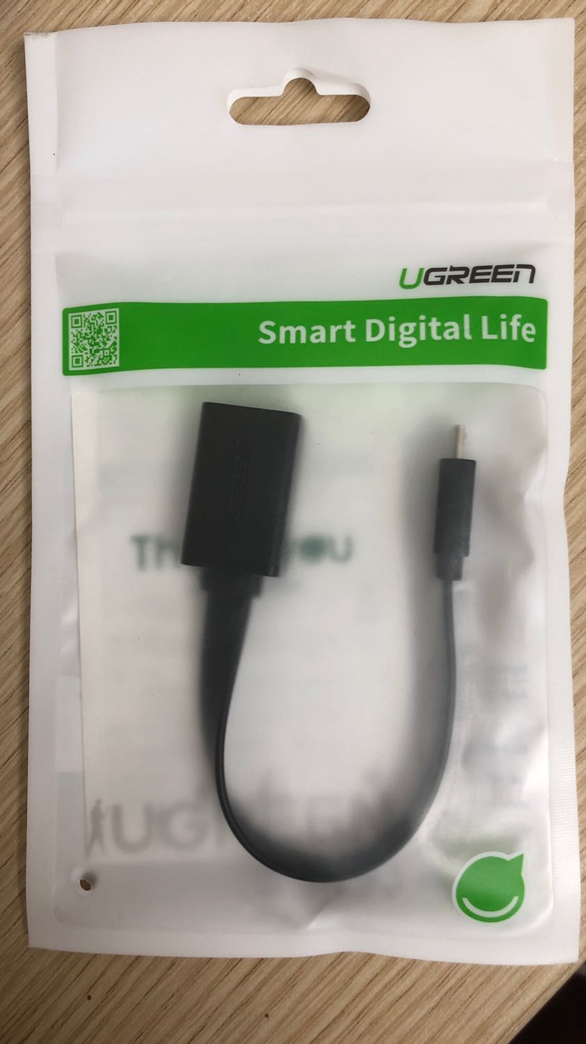 - Sản phẩm giá rẻ nên đóng gói rất sơ sài, trong túi chỉ có 1 cáp và 1 tờ giấy giới thiệu.
- Cắm 1 USB vào máy tính bảng thì nhận ngay, tuy nhiên đối với máy đọc sách (cũng chạy android) thì không hoạt động.
- Cáp thiết kế dạng dẹp nên dùng sẽ bền hơn các loại khác.
- Đầu cắm usb dầy, và dài quá.
