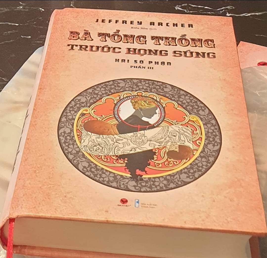 ÁM SÁT TỔNG THỐNG MÀ LẠI HÀI HƯỚC, TIN ĐƯỢC KHÔNG?🥰

Sau nỗi hụt hẫng nhè nhẹ khi kết thúc Hai Số Phận II, mình không hề có ý mua tiếp phần III, nhưng hông biết nó nằm trong giỏ hàng tự khi nào và chốt đơn luôn. 

Không phải mình có ý chê phần II, mà có lẽ cái bóng của phần I quá lớn, nó quá ấn tượng khi 2 cuộc đời song song của Abel và Kane lồng ghép trong câu chuyện đối nghịch hoàn toàn của 2 nhân vật, hành trình vượt lên số phận của cả 2. 

Ở phần III này, cảm giác phấn khích đã trở lại, dù không đến mức dữ dội như khi đọc phần I. Vốn không thích bàn đề chính trị quá nhiều, nên đọc phần III đoạn đầu không có "hại não", thấy "vào đề dễ dàng" hơn. Tuy cái tựa vẫn là về con gái Abel sau khi bà đắc cử Tổng thống Mỹ, nhưng câu chuyện phần lớn xoay quanh hành trình điều tra và ngăn chặn cuộc ám sát Tổng thống của đặc vụ FBI Andrews.

Cậu chàng đặc vụ trẻ tuổi, điển trai, thông minh và không thiếu sự hài hước này vô tình vướng vào nhiệm vụ truy tìm và ngăn chặn nhóm sát thủ, khi sếp và đồng đội của anh đã bị giết chỉ trong vài giờ khi bắt tay vào vụ. Cũng trong 6 ngày "deadlines" ngắn ngủi này, anh lại rơi vào lưới tình của cô bác sĩ xinh đẹp cũng là con gái của một Thượng nghị sĩ (người cũng nằm trong danh sách đối tượng tình nghi có liên quan đến âm mưu ám sát Tổng thống).

Thời gian ngắn ngủi, áp lực đè nén khi sát thủ bám đuôi từng giây và anh có thể mất mạng bất cứ lúc nào, sự giằng xé nội tâm khi anh chàng không biết liệu cô nàng mà anh yêu và theo đuổi này có liên quan đến âm mưu đen tối kia hay không.

Với sự chỉ đạo và yểm trợ từ Giám đốc FBI cùng với sự tinh nhanh của Andrews mà công cuộc ngăn chặn ám sát Tổng thống đã thành công trong tích tắc, dù sự đánh đổi tính mạng của rất nhiều người không hề nhỏ.

Những tình huống hài hước khi cậu chàng vừa điều tra vừa tán tỉnh cô gái, nhưng câu độc thoại nội tâm rất hài hước "món ăn 20 đô mắc dịch", "cafe gì tầm này em ơi"... cười muốn té ghế vì độ lầy của người dịch🤣

Cách lột tả đặc điểm tính cách các nhân vật rất "đắc", nhất là nhân vật sát thủ Xan - người Nhật gốc Việt. Nham hiểm với đôi mắt ti hí, nhỏ con nhưng cực kỳ tinh ranh, liều mạng và đặc biệt là cực kỳ "kín miệng". Đảm nhận vị trí sát thủ ám sát bà Tổng thống không chút sợ hãi. 

Hay nhân vật phụ Simon, anh chàng da đen giữ xe ở chung cư nơi ở của đặc vụ Andrews, tuy chỉ có vài câu thoại nho nhỏ nhưng sự hài hước nhiệt tình của cậu chàng góp phần làm câu chuyện "ám sát tổng thống" bớt đi sự gay cấn. Đoạn kết anh chàng vô tình chết thay cho Andrews, mình thực sự thấy hẫng và tiếc...

Còn kể đến chú cảnh sát trực sắp về hưu với thú vui giải ô chữ trên báo, anh chàng trợ lý của Giám đốc FBI Elliot với gương mặt không cảm xúc như robot nhưng sự liều lĩnh có thừa,...

Nhờ những tác nhân phụ này mà mình thấy câu chuyện Hai số phận III này thêm phần mặn mà hấp dẫn😅. (Chứ mình đâu có để ý đến bà Kane kkkk)

Điểm cộng cho câu chuyện chính là cảm xúc hồi hộp, tình tiết gay cấn vừa phải, lời thoại hài hước, độc thoại nội tâm đặc sắc,...tất cả đan xen vào nhau làm cho câu chuyện vừa đủ cuốn hút mình đi đến trang cuối.

(Chỉ có điểm trừ duy nhất (ý kiến cá nhân) là cách dịch giả dùng đại từ nhân xưng "anh ấy" khi nói về anh chàng nhân vật chính Andrews, mình thấy hơi xa lạ tý xíu)^^.

Cá nhân mình thấy quyển này đáng để trải nghiệm nhé!🥰