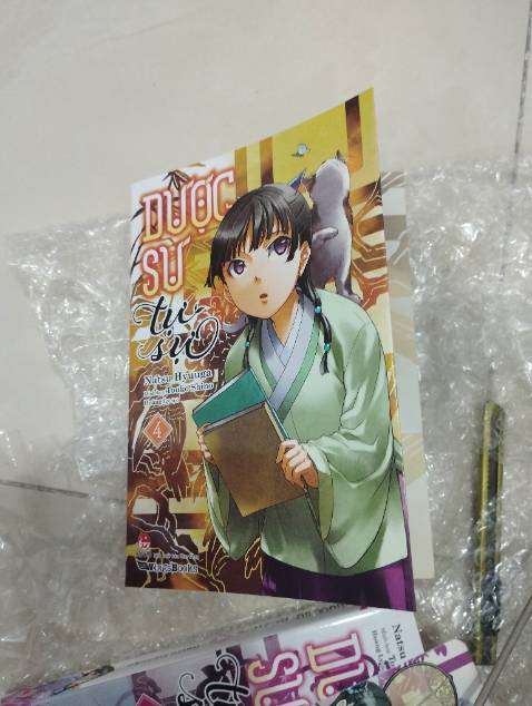 Mình mua 2 quyển tiểu thuyết tập 3 và 4, cả 2 đều được gắn tag có full quà, tất nhiên rồi, chả có cái gì cả :) không có bìa áo bản đặc biệt. Mua gần như giá gốc để rồi nhận lại như vậy hả tiki, mình mong chờ rất nhiều vào đơn hàng này đấy?

Ngày 27/9: tiki hoàn hàng trả tiền cho mình rồi nên mình sửa đánh giá. Nhưng mà này là bản tái bản, không có quà nên mọi người chú ý nhé. 
Tiki cũng nên xoá cái phân loại hàng có quà tặng kèm đi ạ.