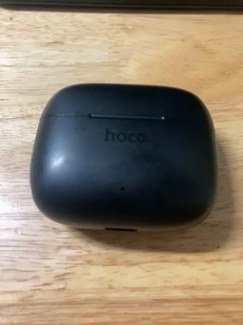 Mua và dùng được 1 tháng đầu thấy ok. Nghe rõ, pin trâu. Nhưng hay tuột khỏi tai nếu ko nhét chặt.

Để lâu ( 3 tháng) ko dùng thì khi bật lên chỉ còn nhận được 1 bên tai nghe. 1 bên chết hẳn. 

Dù chưa bật nắp ra nhưng thỉnh thoảng tai nghe vẫn sẽ tự kết nối với điện thoại. Đang xem youtube ko hiểu tại sao lại mất tiếng. Để ý mới thấy là do tai nghe đã kết nối.