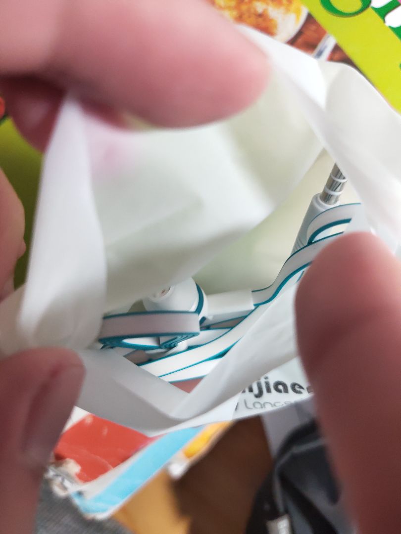 Nghe tạm được, dây dẹp có thêm kẹp, túi đựng khá đẹp và màu tai nghe cũng đẹp. Vừa giá tiền