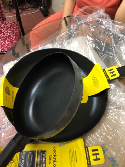 Mua 2 chảo mà bọc hàng quá sơ sài (dù ở ngoài ghi tem "hàng cực kỳ dễ vỡ"), nhưng lại chỉ cuốn 1 lớp bìa các tông nên cả 2 chảo đều bị móp.