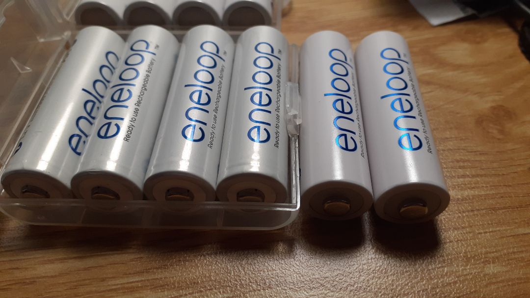 Màu sắc và mức độ hoàn thiện có lẽ Đúng pin chính hãng. Màu trắng sáng đẹp hơn hẳn 4 viên pin màu xám đồ dỏm trong hộp tôi mua nhầm trước đây.