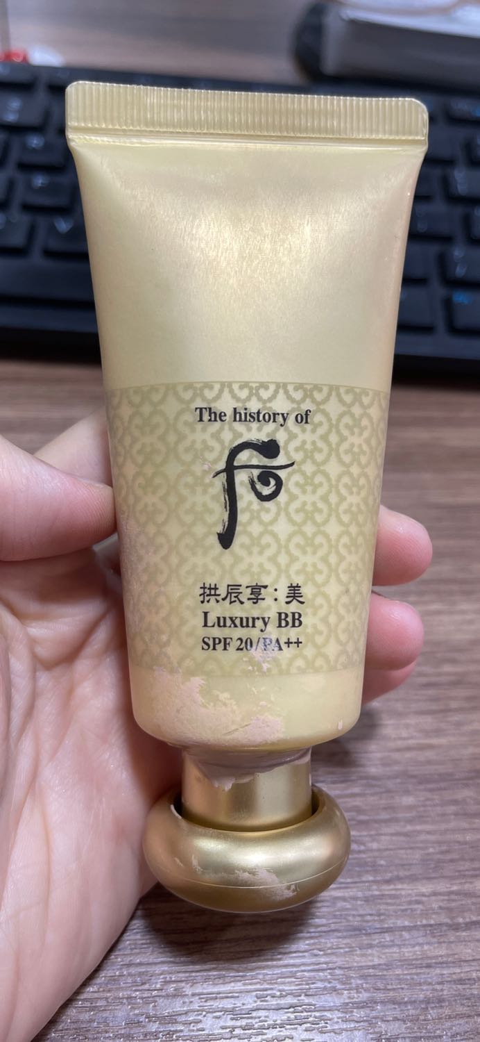 Hàng tốt, chính hãng.
Mình đã sử dụng được nửa tuýp, nay mới viết review sản phẩm. Sản phẩm thích hợp cho da thiên khô, có dưỡng nên có glow nhẹ, ko bị dày phấn. 
Da mình thuộc da nhạy cảm, thiên khô nhưng khi dùng thì ko có hiện tượng mốc hay dị ứng.