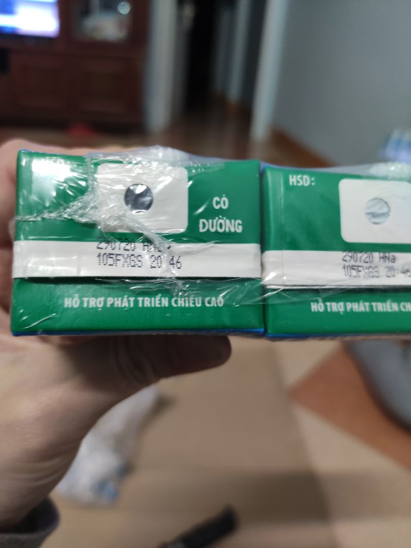 hàng nhận được mở ra vỏ thùng rất bẩn, cũ, date ngoài vỏ thùng k còn, chả hiếu rách hay cố tình xé, date trên bao bì sữa cho HSD k in j, ở dưới ghi t7/20, vậy cũng khá gần k biết có phải do dập lại k ? mua deal 123k cả ship. xem chất lg thế nào phản hồi tiếp