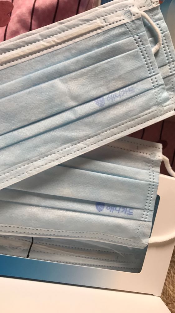 Khẩu trang dùng thích nên mình tìm mua bằng được, mỏng nhưng dai không bị xù lông dể thở, mà so với loại cũ mình mua ở viettel thì logo cũ in chìm mờ hơn logo của shop in ở ngoài không biết khác nhau j k