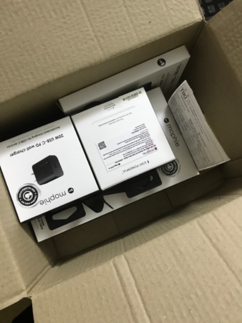 Hàng đóng gói kĩ càng và giao nhanh. Sản phẩm thuộc thương hiệu Mophie, cầm trên tay cảm giác cao cấp. Nhỏ gọn, vừa đủ để sạc. Chất lượng thì sạc k nóng máy, sạc nhanh. Khá oke 👍👍👍