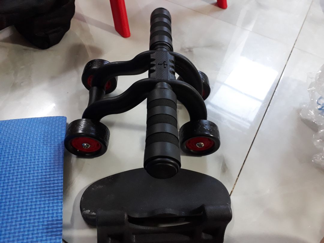 đóng gói gọn gàng chắc chắn. con lăn thì ổn so với tầm giá. tuy nhiên mình đặt con lăn 3 bánh thì lại giao 4 bánh. Tiki nên kiểm tra chính xác trước khi giao nhé. Dù sao con lăn này cũng không phải vde j lớn nhưng với món hàng giá trị lớn thì sẽ mất thời gian cho cả 2 bên.