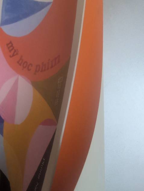 Sách có bìa cam lót bên trong ở đầu và cuối trang sách.
Ban đầu mình nghĩ sách khổ to nên cầm sẽ khá nặng. Nhưng sách này nhẹ, giấy mềm xốp nhẹ cầm vừa tay. 
Cá nhân mình không thích sách quá nặng nên cho 10 điểm ạ.