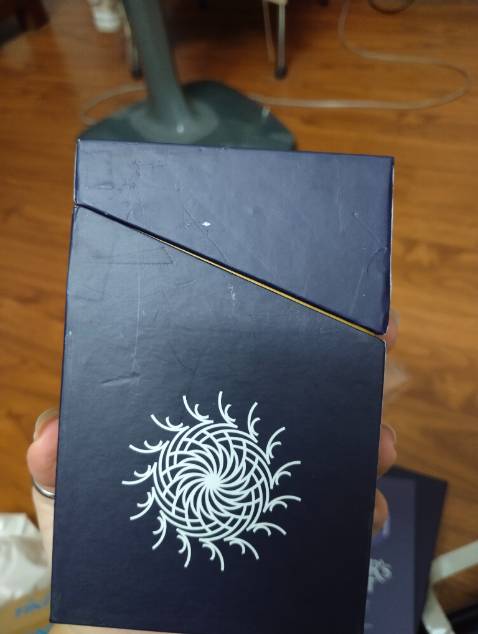 Có thể mình đã gặp lỗi từ nhà sản xuất và thực sự cảm thấy rất thất vọng. Sản phẩm còn nguyên seal nhưng khi mở ra phần hộp bên trong bị xô lệch, thậm chí rách, hộp đựng bài thì gặp tình trạng như trong ảnh cảm giác như đã bị mở ra. Mặc dù giá thành khá tốt so với thị trường nhưng mình mong có thể có một trải nghiệm tốt hơn