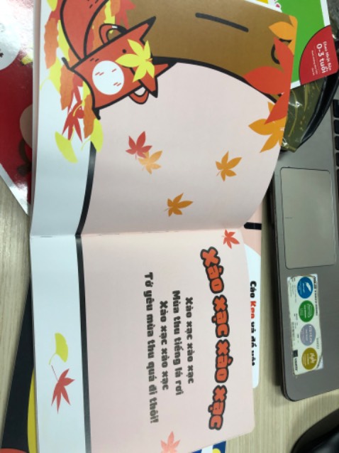 Đóng gói ko cẩn thận nên bị rách mép bìa, sách mới nhưng theo mình thì hình ảnh ko đẹp lắm Đóng gói ko cẩn thận nên bị rách mép bìa, sách mới nhưng theo mình thì hình ảnh ko đẹp lắm