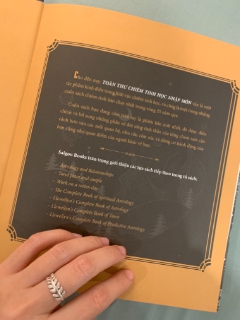 Sách đẹp. Tiki giao hàng rất nhanh và chuẩn. Sách mới và lành lặn ko 1 vết xước. Giá tốt. 
Review 1 chút về sách:
Sách dc chia mục lục khá rõ ràng và dễ đọc, dễ nắm bắt kiến thức. Nhưng cá nhân mình thấy chưa đủ sâu và còn bị lược thông tin, ko đầy đủ. Cụ thể là 1 vài khái niệm như Long Thủ (True Node/ North Node) và Chiron, xuất hiện ở hầu hết các biểu đồ cung hoàng đạo thì chưa dc giải thích rõ ràng và bị lược bỏ trong hầu hết các chương có liên quan. Phần góc chiếu và biểu đồ cặp đôi còn sơ sài so với nội dung tổng thể cuốn sách. Tên gọi của 1 số cung chưa phải là tên phổ biến nhất nên hơi mất thời gian để ngồi tra cứu lại (cung Dương Cưu, Thiên Xứng, Ngư Dương... lần đầu mình dc nghe luôn, bình thường mình vẫn biết 3 cung đó là Bạch Dương, Thiên Bình, Ma Kết). Theo mình, 1 số khái niệm nên dc để bằng tiếng Việt và tiếng Anh song song để dễ tra cứu hơn là để phần từ vựng ở cuối. Và ý cuối cùng mình muốn đóng góp chi tác giả/ nhà in cuốn sách, là nên in tên tiếng Việt + Tiếng Anh + biểu tượng của các cung hoàng đạo lên trên bookmark để người đọc tiện tra cứu, nhất là khi các biểu đồ cung hoàng đạo hiện nay chỉ hiển thị biểu tượng của các cung chứ ko hiển thị chữ. Cảm ơn tác giả, dịch giả, nhà xuất bản, Tiki và bên giao hàng vì cuốn sách đã giúp mình tổng hợp dc khá nhiều kiến thức tổng quan về chiêm tinh học. Review của mình sẽ dành cho nội dung cuốn sách nhé.