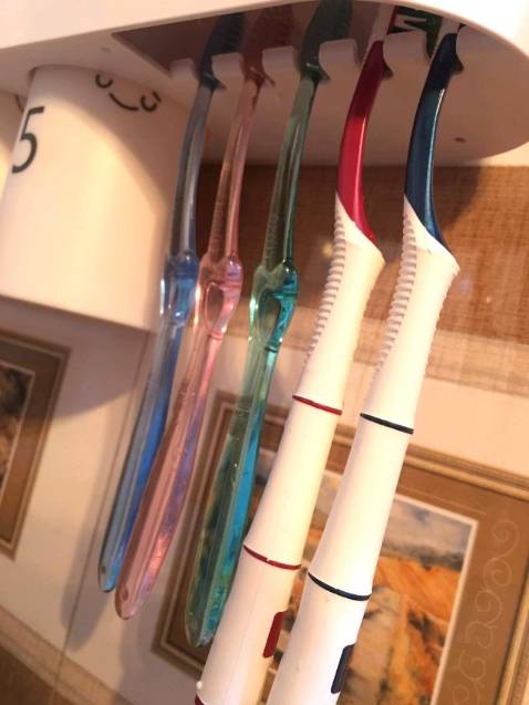 Sản phẩm đẹp, chắc chắn, nhựa dày cứng cáp. Miếng dán đi kèm dán rất chắc và vừa khớp,