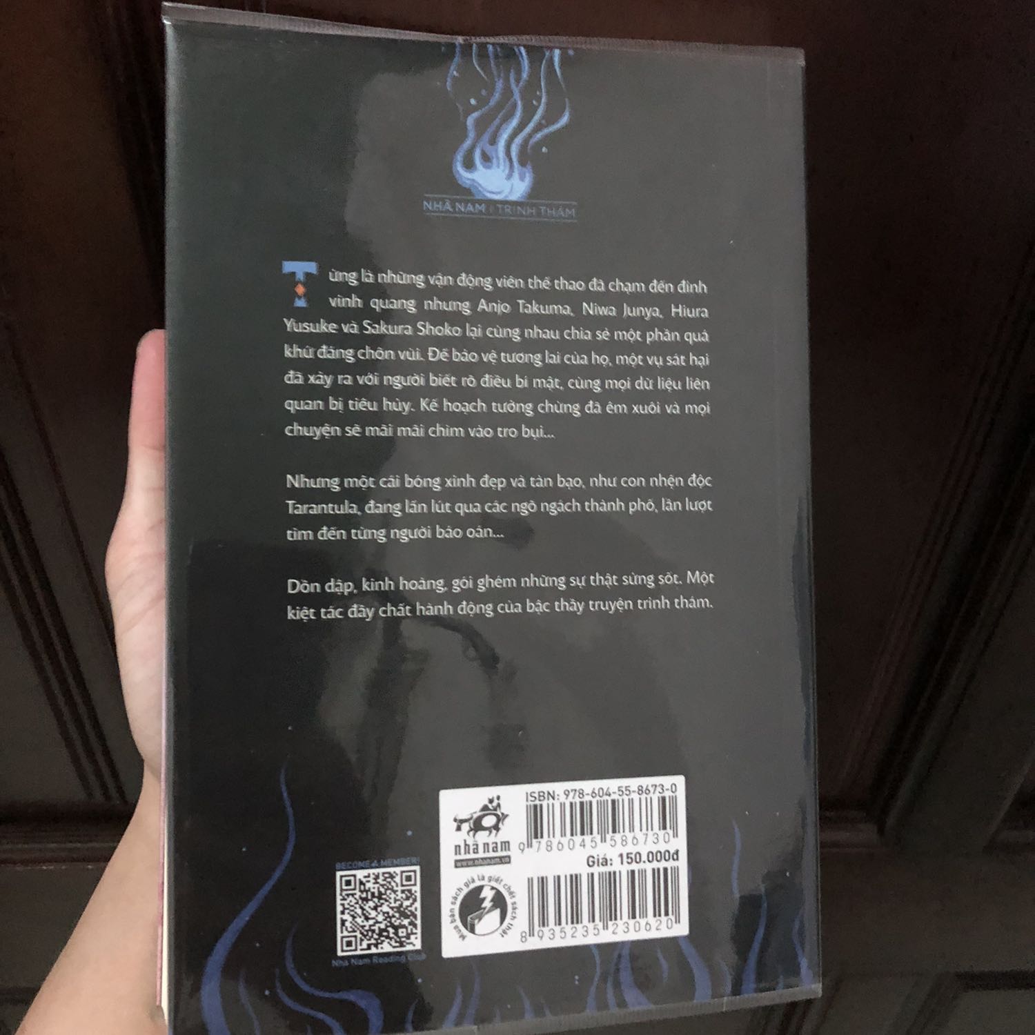 Sách mới và đẹp, không hư hại gì. Tiki chuẩn bị hàng nhanh, shipper cũng rất dễ thương nữa. 
Mình luôn thích truyện của bác Keigo vì luôn có những cú twist không ngờ tới, và Hung khí hoàn mỹ cũng vậy, hồi hộp và gay cấn từ đầu đến cuối. Mình đã đọc liền tù tì và xong chỉ chưa đầy một ngày. Với mình thì cô gái đáng thương hơn là đáng trách. Mình đã rất xúc động bởi từ đầu tiên và cũng là từ cuối cùng cô thốt ra, buồn đến đau lòng.