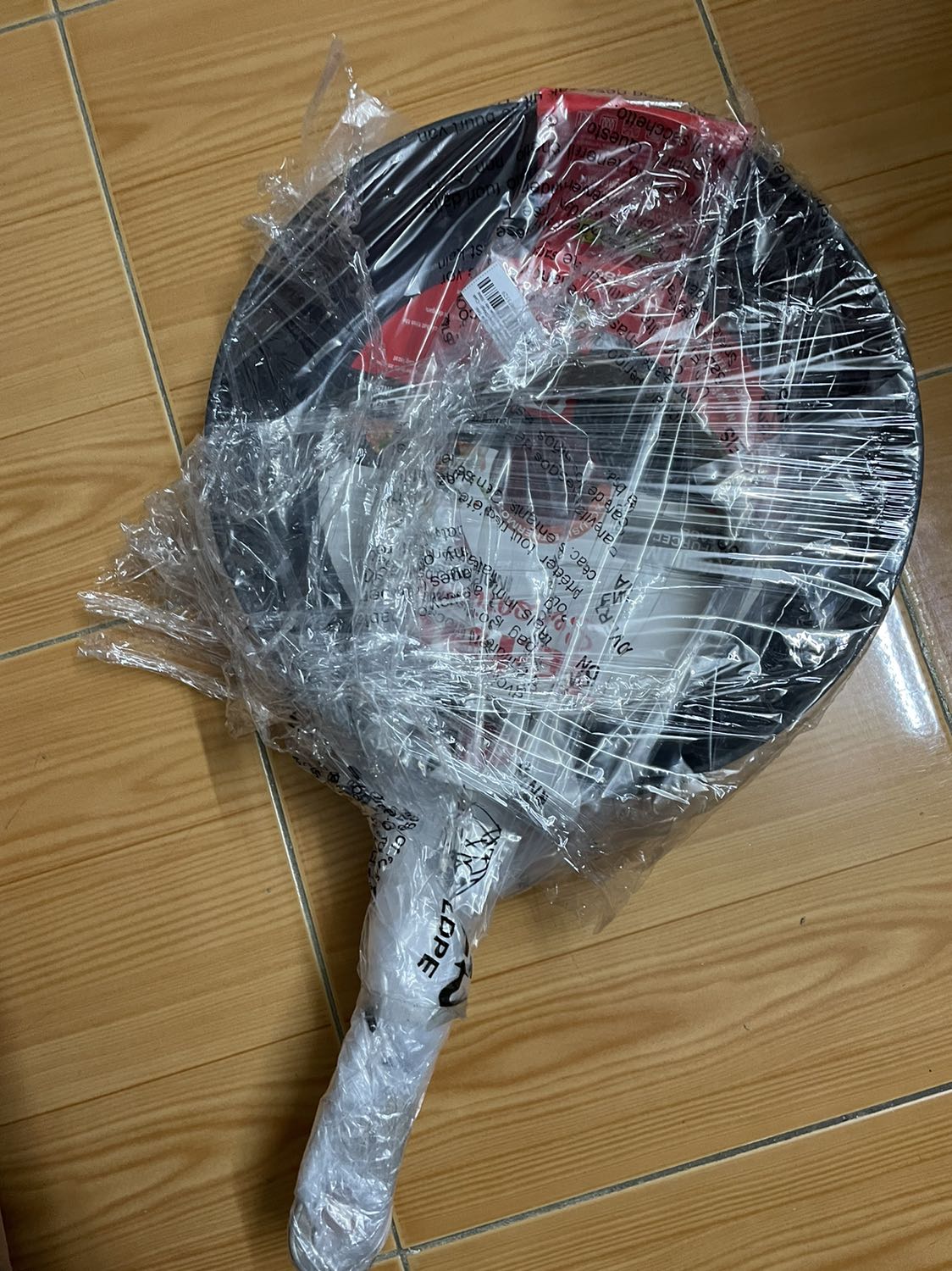 Chảo được giao nhanh,đóng gói khá cẩn thận.Chảo có vệt xước nhỏ nhưng chấp nhận được.Nhà mình dùng dòng chảo này rồi nên tin tưởng chất lượng và mua khi có nhu cầu.Giá cuối mua chảo này cũng khá là tốt 320k gì đấy