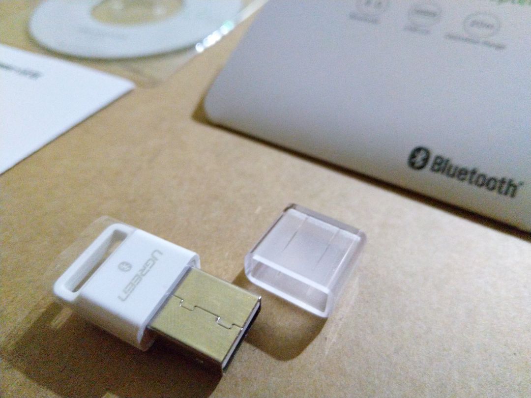 1. Đóng gói + giao hàng của Tiki: vẫn Ok như mọi lần.
2. Sản phẩm đặt màu đen nhưng giao màu trắng, cũng không phải vấn đề gì lắm. Nhỏ gọn, kèm driver disc (Win 10 cắm nhận luôn không cần cài đặt) + manual. Kết nối với Loa Anker Soundcore mini rất ok, ổn định.