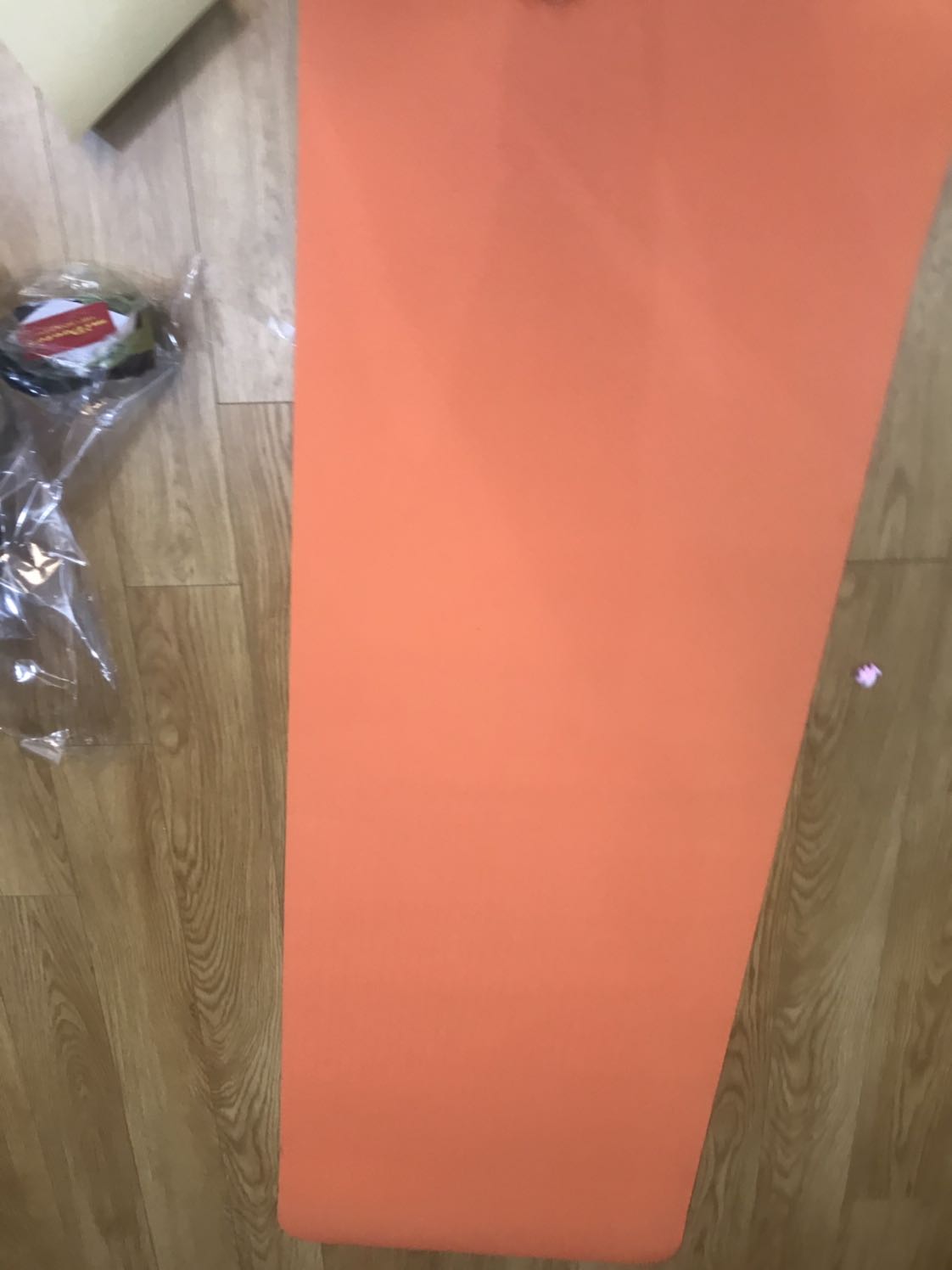 Nhẽ ra cho 5 sao nhưng mà mùi sơn từ thảm khi mở ra sộc thẳng lên đầu , làm choáng váng đau đầu đến hôm sau mới hết. Đóng gói thì ko cẩn thận. Sau khi phơi thảm thì đã bay hết mùi. Đề nghị chủ shop khi mới phun sơn ko nên gửi cho khách hàng. Ám ảnh mùi luôn