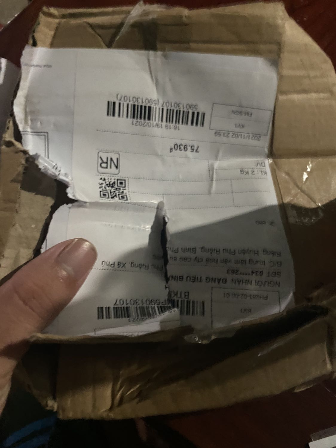 Đặt hàng đã nhắn dặn shop đơn hàng là iphone 11 vậy mà vẫn giao nhầm được. Liên hệ đổi trả thì bán cái sang do mã đơn hàng. Ủa sao ko tách riêng cho người ta chọn mà gộp chung lại xr vs 11 rồi bảo do mã đơn. Người mua đã nt dặn rồi thì lỗi của shop chứ mã nào