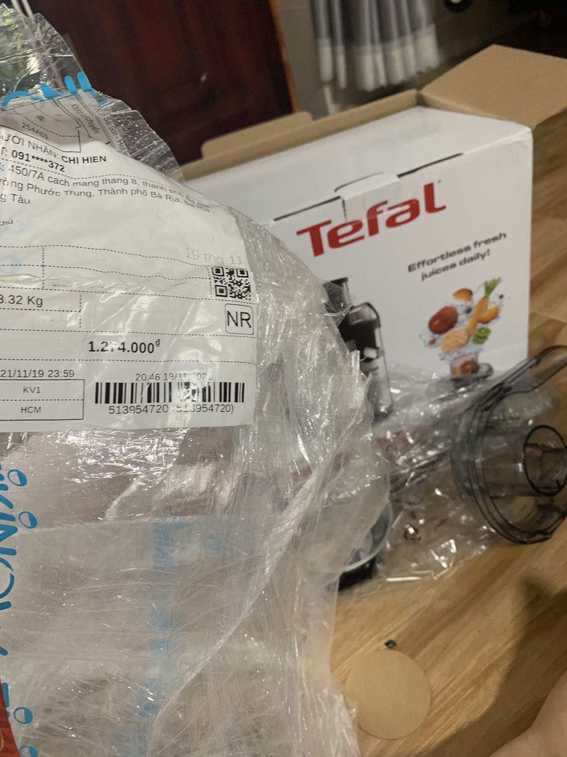 vừa khui hang ra đã bể rôi, may ep công suât cao nên ồn, và ep củng ko het , phần xác vẫn lợn cợn những miếng to chưa đuoc ep đã quăng thải ra, phần nhựa ko dẽo , có vẽ giòn , nên vân chuyên đên tay khui ra đa vỡ 1 vai miêng vụn