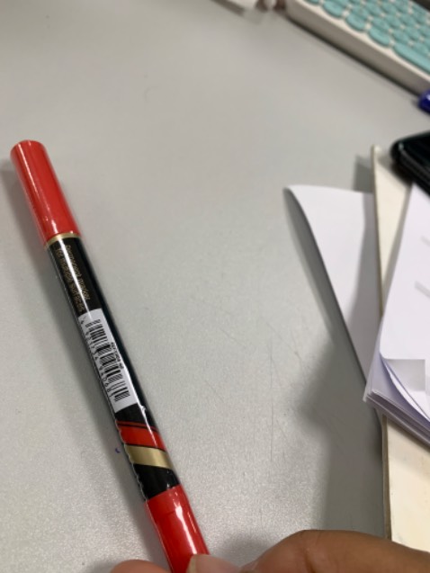 Nhận cây viết hổng thấy có gì giống hình ảnh giới thiệu hết, mua viết để dùng trên bảng xoá được mà giao viết dầu cũng như không