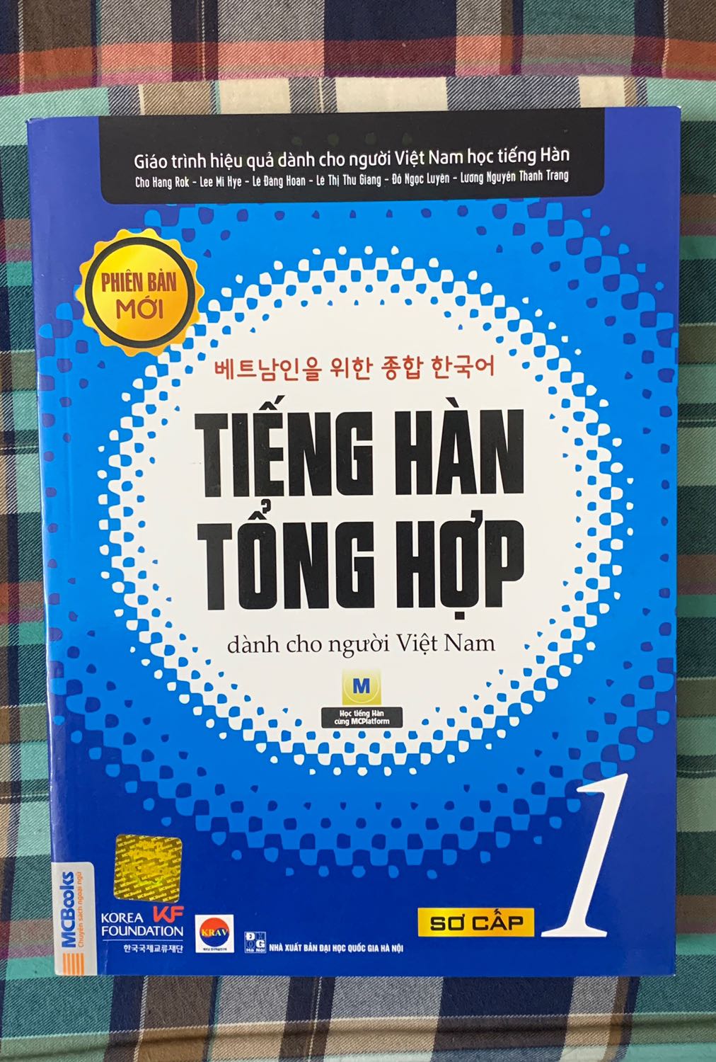 Sách đẹp, chất lượng in tốt, mình săn được giá sale với áp mã giảm giá nên mua được nửa giá so với giá bìa, còn được tặng thêm 1 quyển sổ tay từ vựng nữa. Rất hài lòng Sách đẹp, chất lượng in tốt, mình săn được giá sale với áp mã giảm giá nên mua được nửa giá so với giá bìa, còn được tặng thêm 1 quyển sổ tay từ vựng nữa. Rất hài lòng