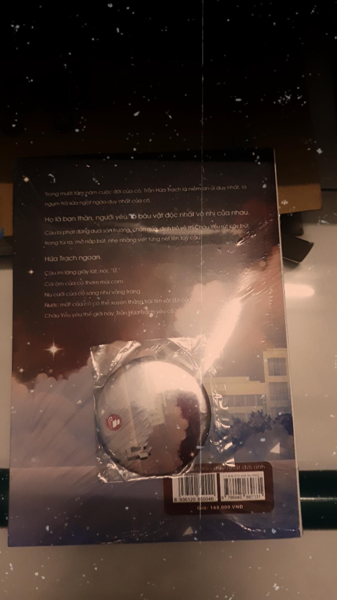 Mình cho 5 sao là vì chất lượng sách khi giao tới rất ok ? Sách được bọc bởi Bookcare rất chắc chắn cộng thêm quà được tặng khi mua nữa. Quyển này về nội dung thì mình vẫn chưa biết nhưng lúc đầu thấy tên khá ấn tượng nên mìh hốt ngay =))