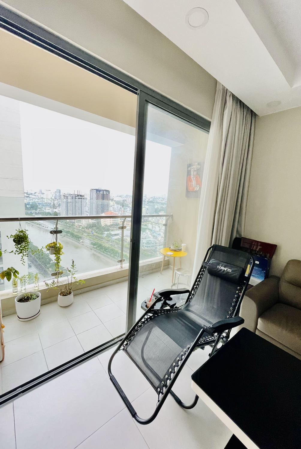 Vải bố ghế ngồi nó chùng xuống tới thanh chắn! Cảm giác lỏng lẻo, không chắc chắn.
Nhựa thô cứng không đẹp, đụng vào hơi sần, tay quét vào dễ trầy xước da, không thân thiện
Đường chỉ may phô, tưa tưa
Để xài xem sao, tôi nghĩ chắc ko bền
Mà mùi nghe kinh quá Vải bố ghế ngồi nó chùng xuống tới thanh chắn! Cảm giác lỏng lẻo, không chắc chắn.
Nhựa thô cứng không đẹp, đụng vào hơi sần, tay quét vào dễ trầy xước da, không thân thiện
Đường chỉ may phô, tưa tưa
Để xài xem sao, tôi nghĩ chắc ko bền
Mà mùi nghe kinh quá